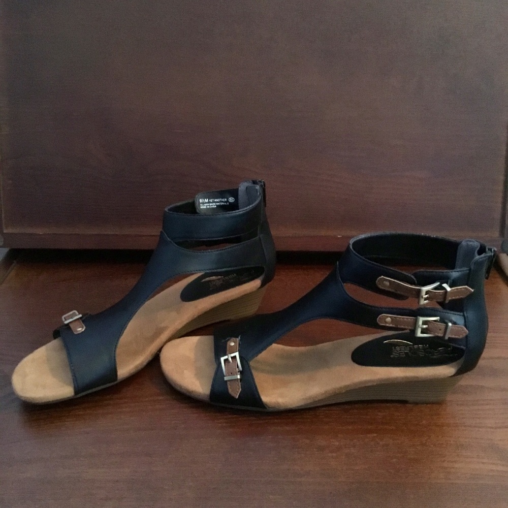 Aerosoles Black Buckle Detail Wedge Sandals, SZ 9.5, Leather, Great Condition